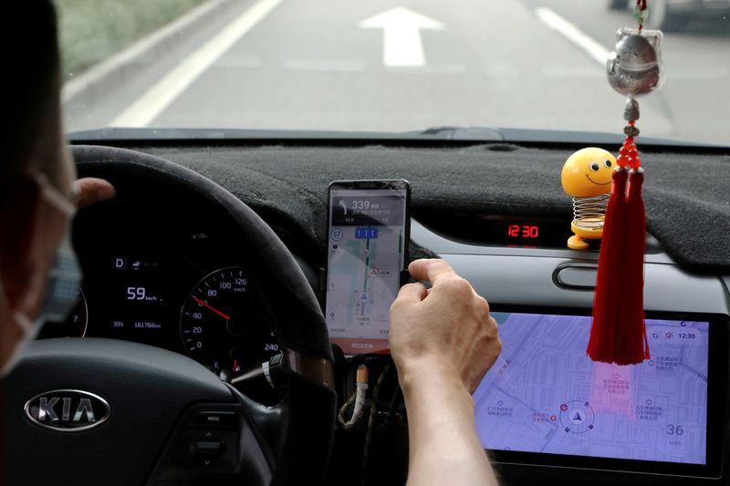 &copy; Reuters. FOTO DE ARCHIVO: Un conductor del servicio chino de transporte compartido Didi conduce con un teléfono que muestra un mapa de navegación en la app de Didi, en Pekín, China, 5 de julio de 2021. REUTERS/Tingshu Wang