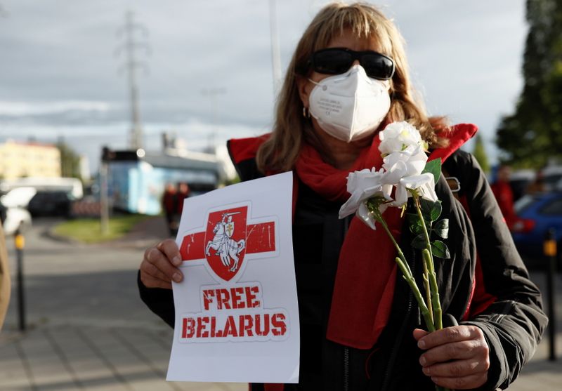&copy; Reuters. A woman takes part in a protest against the detention of Belarusian journalist and blogger, Roman Protasevich, who was detained on a Ryanair plane that was en route from Athens to Vilnius and forced to land in Minsk, during the 2021 UEFA Europa League fin