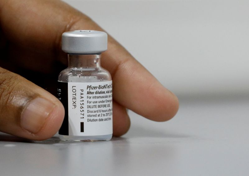 © Reuters. Una fiala del vaccino Pfizer-BioNTech. Singapore, 8 marzo 2021. REUTERS/Edgar Su