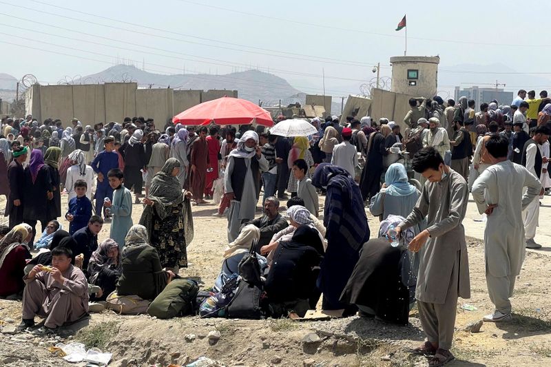 &copy; Reuters. Personas esperan afuera del Aeropuerto Internacional de Hamid Karzai, Kabul, Afganistán, 17 agosto 2021.
REUTERS/Stringer 