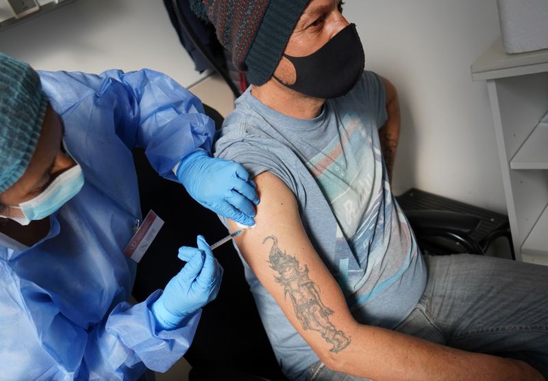 &copy; Reuters. FILE PHOTO: A man who had previously been inoculated against the coronavirus disease (COVID-19) with Sinovac's Coronavac vaccine, gets a third dose of a Pfizer-BioNTech vaccine, in the Hospital de Clinicas, in Montevideo, Uruguay August 16, 2021. REUTERS/