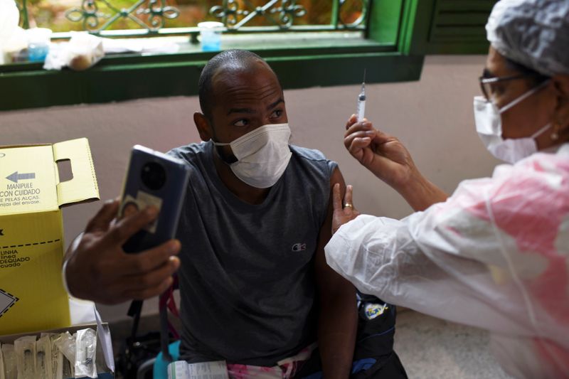 &copy; Reuters. Vacinação em massa da população em Ilha Grande, no Estado do Rio de Janeiro, Brasil
10/07/2021 REUTERS/Lucas Landau