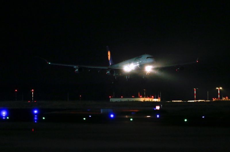 &copy; Reuters. Un avion de Lufthansa transportant des personnes évacuées de Kaboul arrive à l'aéroport de Francfort, en Allemagne. Environ 5.000 diplomates, membres des services de sécurité, travailleurs humanitaires et citoyens afghans ont été évacués de Kabo