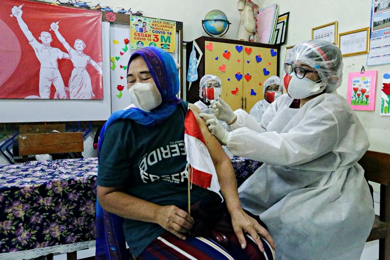 &copy; Reuters. Una mujer recibe una vacuna contra el coronavirus en Yakarta, Indonesia. 17 agosto 2021. REUTERS/Ajeng Dinar Ulfiana