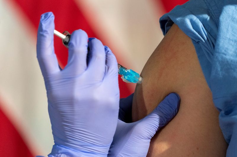 &copy; Reuters. Les autorités américaines ont annoncé mercredi que l'ensemble de la population des Etats-Unis pourrait recevoir à partir du 20 septembre une injection de rappel du vaccin contre le COVID-19. /Photo d'archives/REUTERS/Jacquelyn Martin