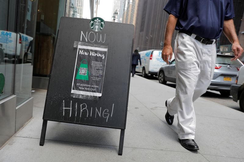 &copy; Reuters. IMAGEN DE ARCHIVO. Un aviso de que se contrata se ve fuera de un local de Starbucks en Manhattan, Nueva York, EEUU. Mayo 26, 2021. REUTERS/Andrew Kelly