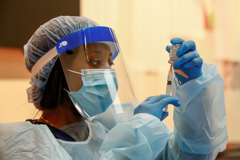 &copy; Reuters. IMAGEN DE ARCHIVO. La asistente médica Mariasha Davis extrae la vacuna contra el COVID-19 moderna en una jeringa antes de que las personas sean inoculadas en la Trinity United Church of Christ en Chicago, Illinois, EEUU, 13 de febrero de 2021. REUTERS/Ka