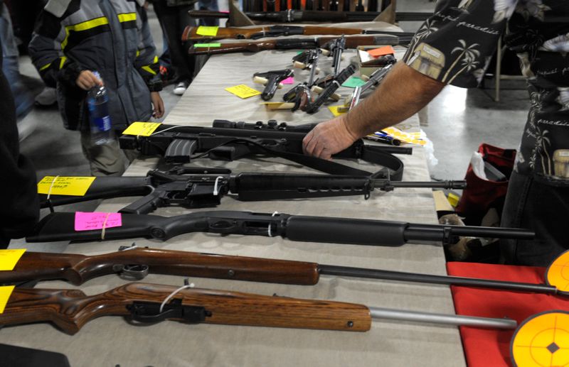 &copy; Reuters. FILE PHOTO: A dealer displays firearms for sale at a gun show in Kansas City, Missouri December 22, 2012.  REUTERS/Dave Kaup 