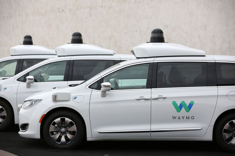 &copy; Reuters. FILE PHOTO: Three of the fleet of 600 Waymo Chrysler Pacifica Hybrid self-driving vehicles are parked and displayed during a demonstration in Chandler, Arizona, November 29, 2018.  REUTERS/Caitlin O’Hara