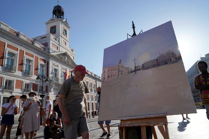 &copy; Reuters. Antonio López se prepara para pintar na famosa praça de Madri Puerta de Sol
05/08/2021
REUTERS/Juan Medina