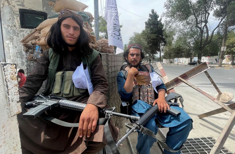 © Reuters. FILE PHOTO: Members of Taliban forces sit at a checkpost in Kabul, Afghanistan August 17, 2021. REUTERS/Stringer