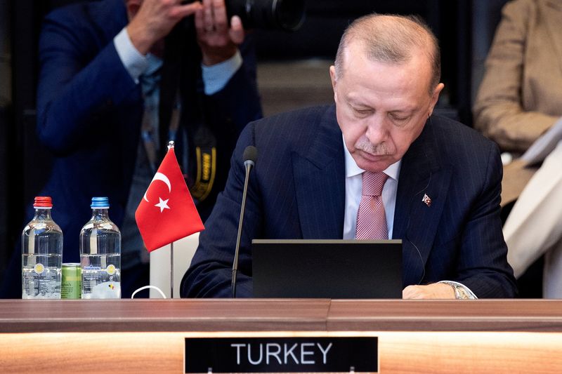 أردوغان يقول العلاقات بين تركيا والإمارات تتحسن بعد اجتماع نادر
