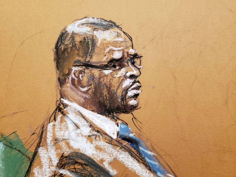 © Reuters. Singer R. Kelly attends Brooklyn's Federal District Court during the start of his trial in New York, U.S., August 18, 2021 in a courtroom sketch. REUTERS/Jane Rosenberg