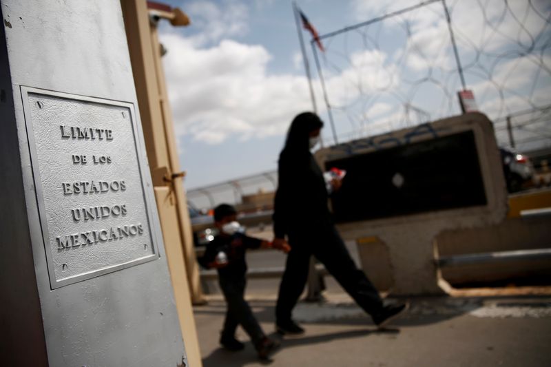 &copy; Reuters. Imigrantes centro-americanos expulsos dos EUA caminham em direção ao México em ponte que leva a Ciudad Juárez
17/08/2021 REUTERS/Jose Luis Gonzalez