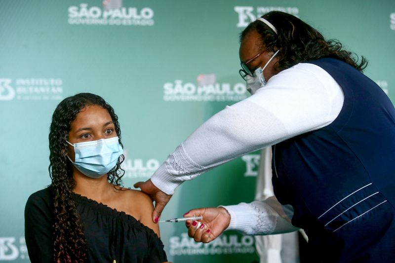 &copy; Reuters. Estudante recebe vacina contra Covid-19 no Instituto Butantã, em São Paulo
16/08/2021
REUTERS/Carla Carniel