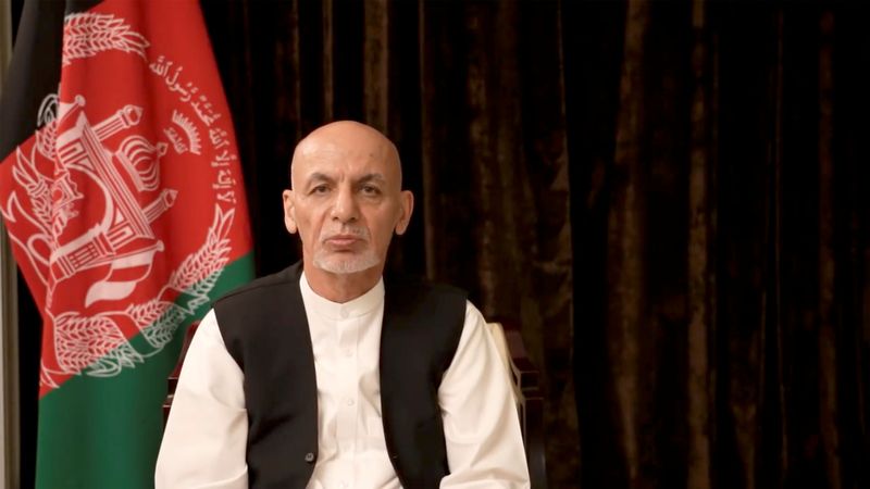 &copy; Reuters. ８月１８日、アフガニスタンのガニ元大統領は、首都カブールを離れた理由として虐殺を防ぐためだったとの見解を示した。また、大統領府から大金を持って逃亡したとの報道を否定した。