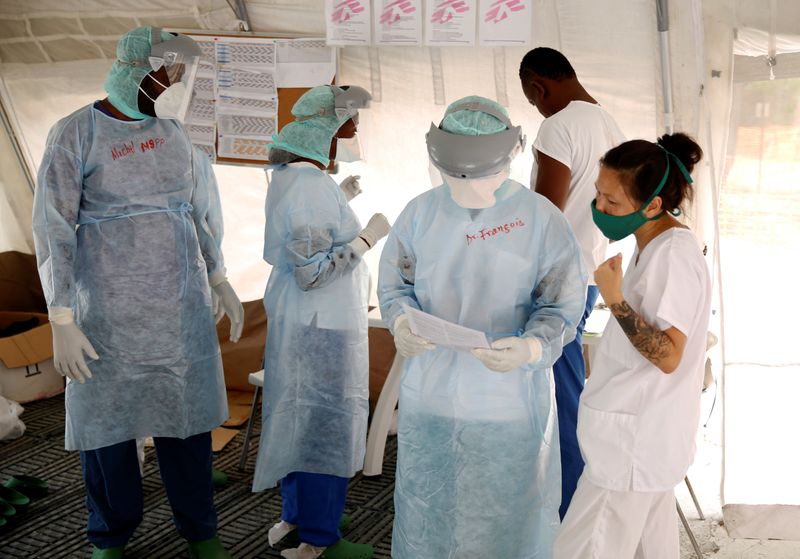 &copy; Reuters. Profissionais de saúde da ONG Médicos Sem Fronteira se preparam para atender pacientes com Covid-19 em Porto Príncipe, no Haiti
23/06/2020
REUTERS/Jeanty Junior Augustin