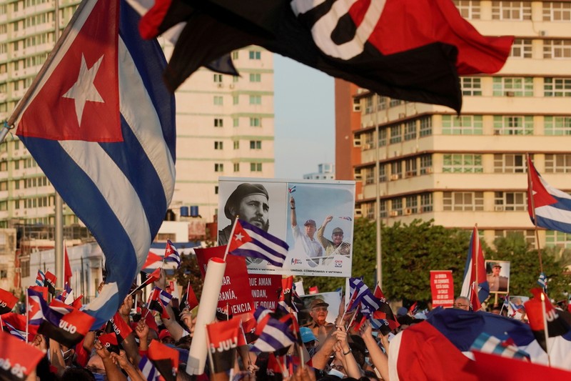 &copy; Reuters. FILE PHOTO: People carry a poster with photographs of Cuba's late President Fidel Castro, Cuba's President and First Secretary of the Communist Party Miguel Diaz-Canel and Cuba's former President and First Secretary of the Communist Party Raul Castro duri