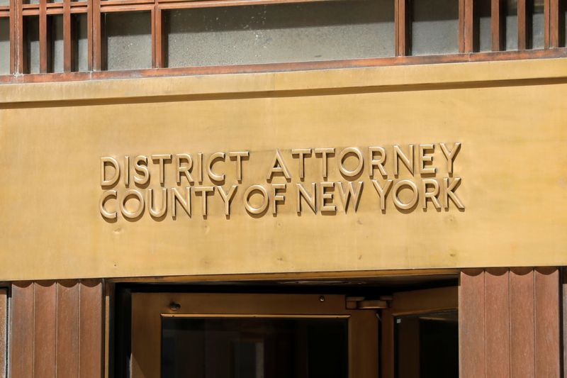 © Reuters. FILE PHOTO: The entrance to the The New York County District Attorney's office at 1 Hogan Place is seen in Manhattan in New York City, New York, U.S., June 29, 2021. REUTERS/Andrew Kelly