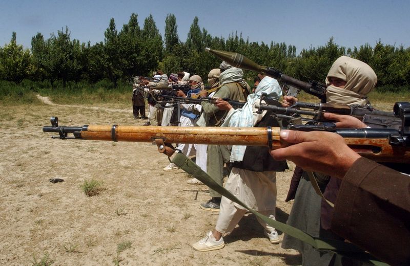 &copy; Reuters. FILE PHOTO: Taliban fighters train with their weapons in an undisclosed location in Afghanistan July 14, 2009. REUTERS/Stringer