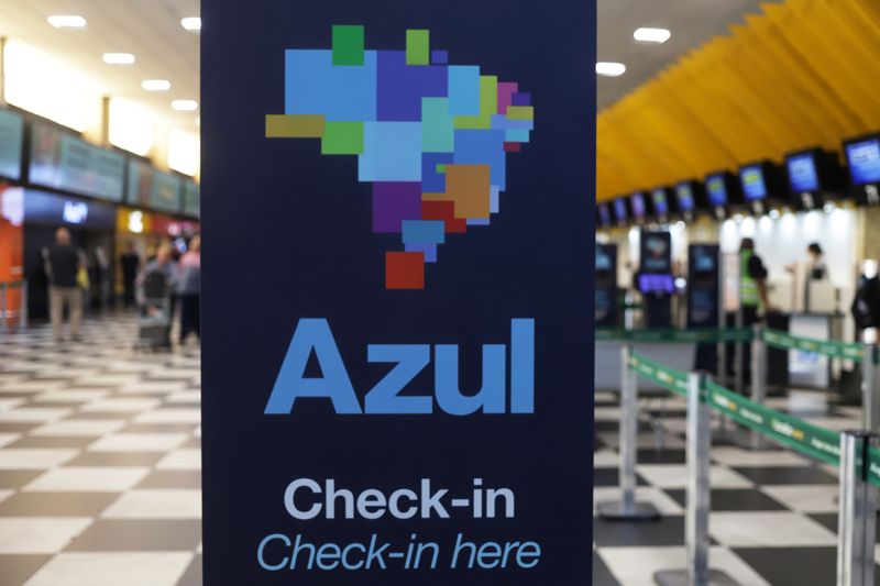 © Reuters. شعار شركة أزول البرازيلية للطيران في مطار كونجونهاس في ساوباولو بالبرازيل. صورة من أرشيف رويترز.