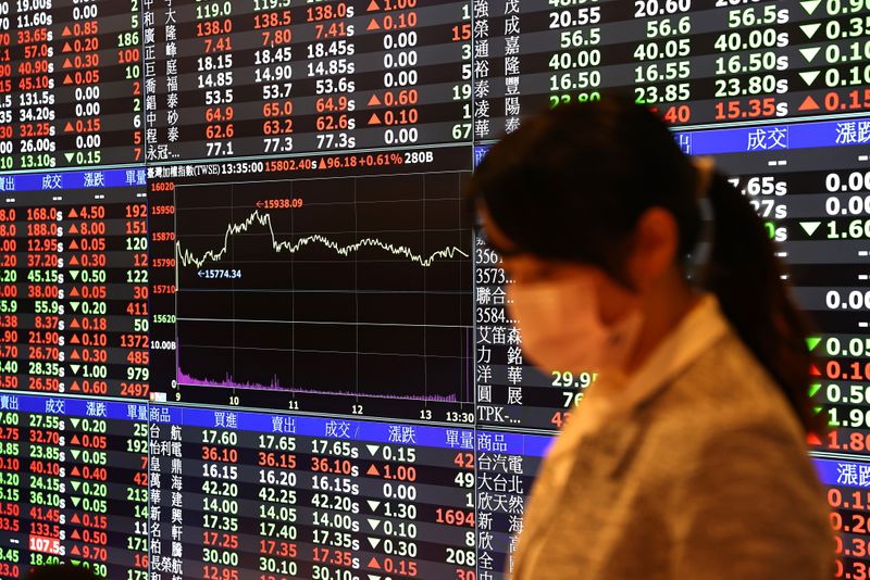 &copy; Reuters. 　８月１９日、台湾財政部（財務省）は、台湾株が下落する中、公有銀行に対し「適切な」規模の株式を購入することを提案した。写真は台北にある台湾証券取引所で２月撮影（２０２１年
