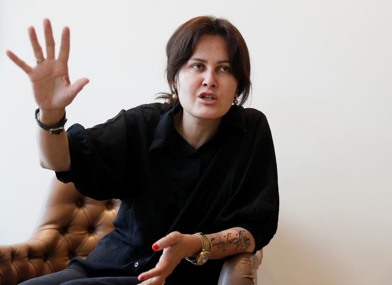 &copy; Reuters. Directora de cine afgana Sahraa Karimi habla durante una entrevista con Reuters luego de ser evacuada de Kabul, in Kiev, Ucrania. 18 de agosto del 2021. REUTERS/Gleb Garanich
