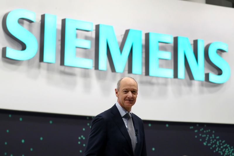 &copy; Reuters. New CEO of industrial conglomerate Siemens, Roland Busch poses prior to the virtual annual shareholders meeting in Munich, Germany, February 3, 2021. Matthias Schrader/Pool via REUTERS
