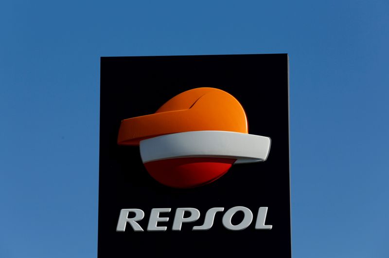 © Reuters. FOTO DE ARCHIVO: Un logotipo de Repsol en una gasolinera en Bormujos, cerca de la capital andaluza de Sevilla, sur de España, 3 de marzo de 2016. REUTERS/Marcelo del Pozo