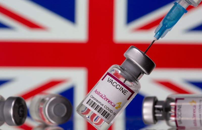 &copy; Reuters. FOTO DE ARCHIVO: Viales etiquetados como vacuna COVID-19 ante una bandera del Reino Unido en esta foto de ilustración tomada el 14 de marzo de 2021. REUTERS/Dado Ruvic