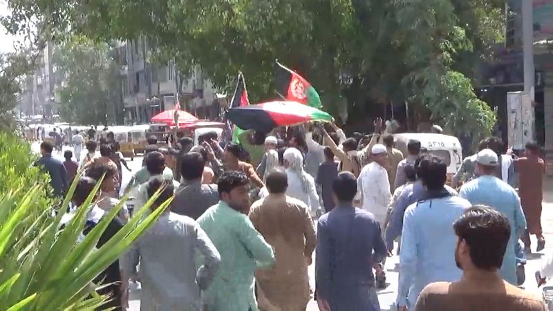 &copy; Reuters. Plusieurs personnes ont été tuées jeudi à Assadabad, dans le nord-est de l'Afghanistan, lorsque des taliban ont tiré sur des manifestants brandissant le drapeau national lors d'un rassemblement à l'occasion de la fête nationale célébrant l'indép
