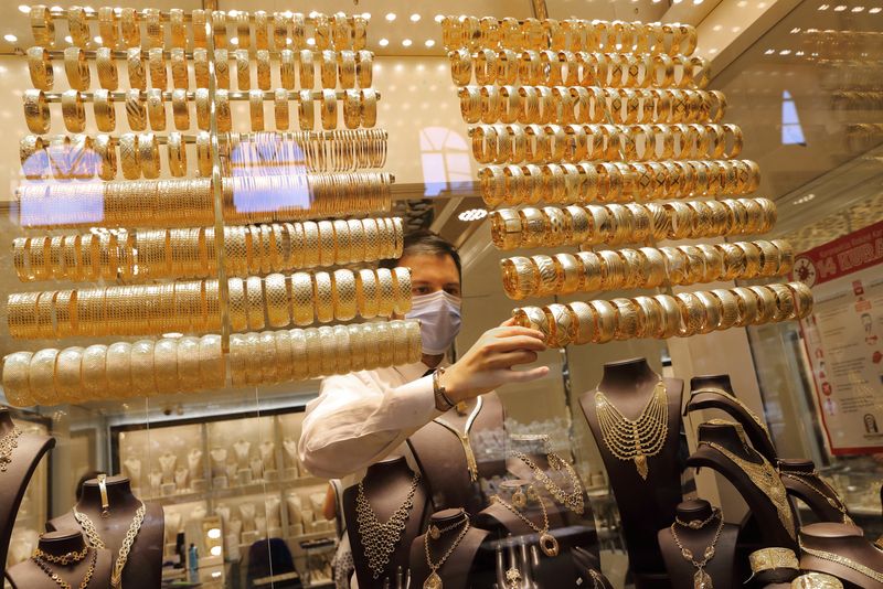 &copy; Reuters. A goldsmith wearing a protective face mask arranges golden bangles at a jewellery shop at the Grand Bazaar, amid the coronavirus disease (COVID-19) outbreak, in Istanbul, Turkey, August 6, 2020. REUTERS/Murad Sezer/File Photo