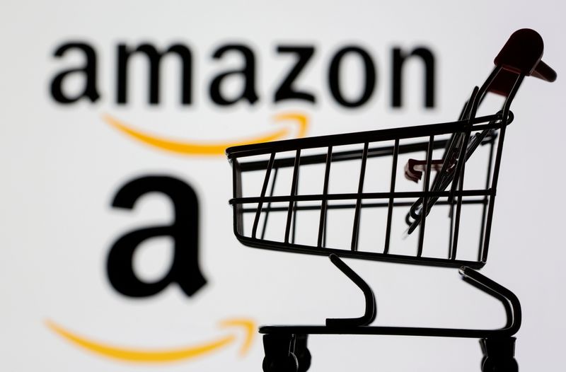 &copy; Reuters. FILE PHOTO: Small toy shopping cart is seen in front of displayed Amazon logo in this illustration, taken July 30, 2021. REUTERS/Dado Ruvic/Illustration