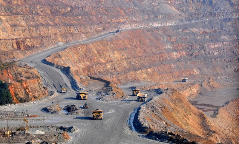 &copy; Reuters. Imagen de archivo de camiones en una mina de cobre de Jiangxi Copper en Dexing, provincia de Jiangxi, China. 16 de diciembre, 2015. REUTERS/Stringer ATENCIÓN EDITORES - ESTA IMAGEN FUE PROVISTA POR UNA TERCERA PARTE. NO DISPONIBLE EN CHINA.