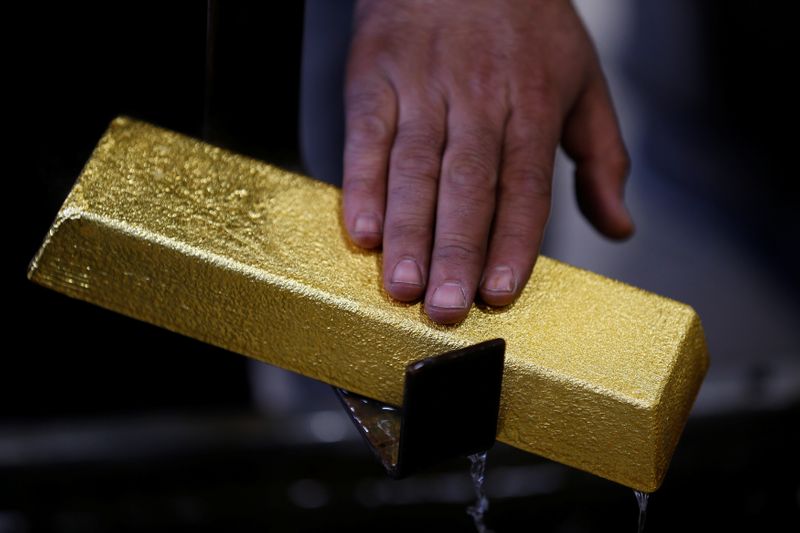 &copy; Reuters. Imagen de archivo de un operario manipulando un lingote de oro en la refinería Ahlatci de Corum, Turquía. 11 mayo 2017. REUTERS/Umit Bektas