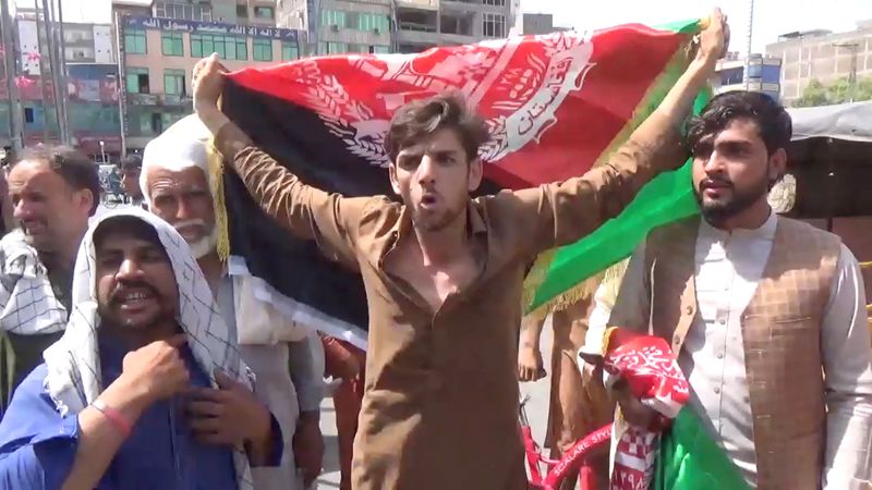 © Reuters. Des manifestants brandissant le drapeau national afghan se sont rassemblés dans plusieurs villes d'Afghanistan jeudi, à l'occasion de la fête nationale célébrant l'indépendance du pays et un témoin a signalé plusieurs morts à Assadabad, lorsque les taliban ont tiré sur la foule. /Photo prise le 18 août 2021/REUTERS/Pajhwok Afghan News