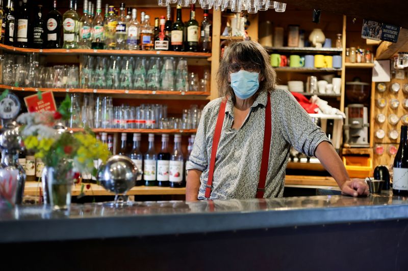 &copy; Reuters. Dans son café champêtre niché au coeur de la Bretagne, Denis Coursol (photo) accueille tout le monde depuis toujours, y compris depuis l'entrée en vigueur du "pass sanitaire" qu'il refuse de vérifier, estimant que cette surveillance n’est pas de so