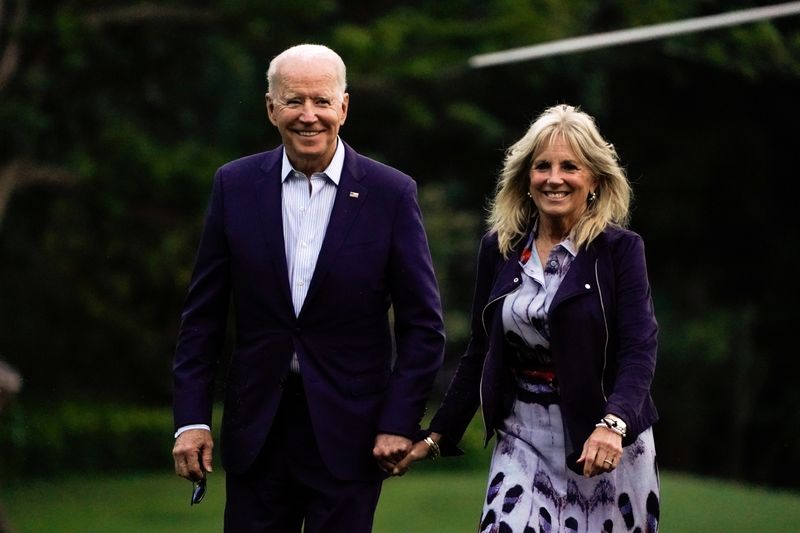 &copy; Reuters. FILE PHOTO: U.S. President Joe Biden and first lady Jill Biden walk from Marine One as they return from Camp David, on the South Lawn at the White House in Washington, U.S., July 18, 2021. REUTERS/Elizabeth Frantz