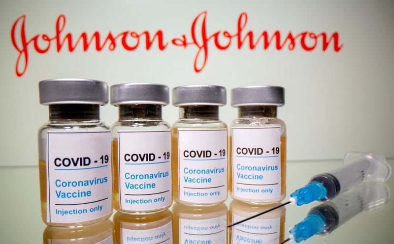 &copy; Reuters. FOTO DE ARCHIVO: Viales con una pegatina en la que se lee: "COVID-19 / Vacuna contra el coronavirus / Sólo inyección" y una jeringuilla médica delante de un logotipo de Johnson & Johnson mostrado en esta ilustración tomada el 31 de octubre de 2020. RE