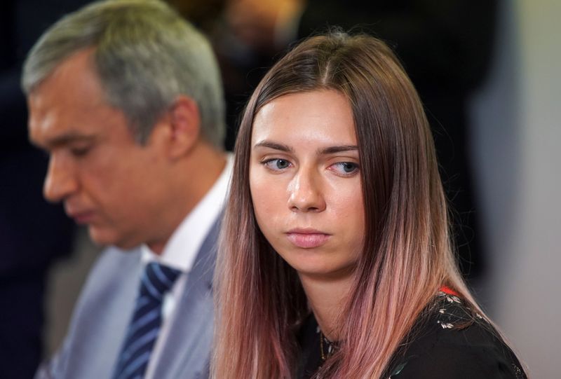 &copy; Reuters. Belarusian sprinter Krystsina Tsimanouskaya, who left the Olympic Games in Tokyo and seeks asylum in Poland, and Belarusian opposition politician Pavel Latushka  attend a news conference in Warsaw, Poland August 5, 2021. REUTERS/Darek Golik