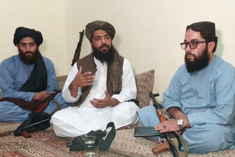 © Reuters. Waheedullah Hashimi, alto comandante Talebano, durante un'intervista con Reuters presso il confine tra Afghanistan e Pakistan. REUTERS/Stringer