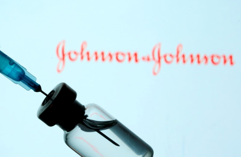 © Reuters. Una fiala e una siringa davanti al logo Johnson & Johnson, foto scattata l'11 gennaio 2021. REUTERS/Dado Ruvic