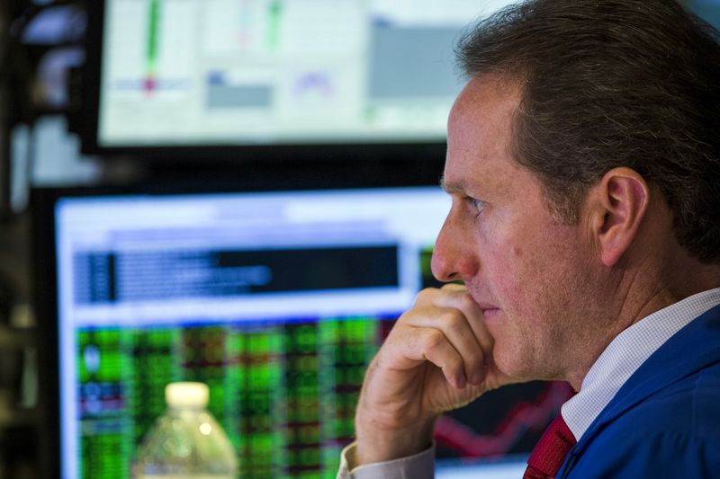 © Reuters. La Bourse de New York a ouvert en baisse jeudi. Quelques minutes après l'ouverture, l'indice Dow Jones perd 0,42%. /Photo d'archives/REUTERS/Lucas Jackson