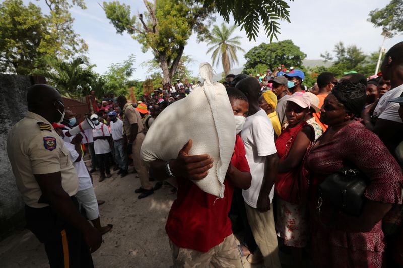 &copy; Reuters. Moradores de Camp-Perrin, no Haiti, recebem alimentos do Programa Mundial de Alimentos da ONU
19/08/2021 REUTERS/Henry Romero