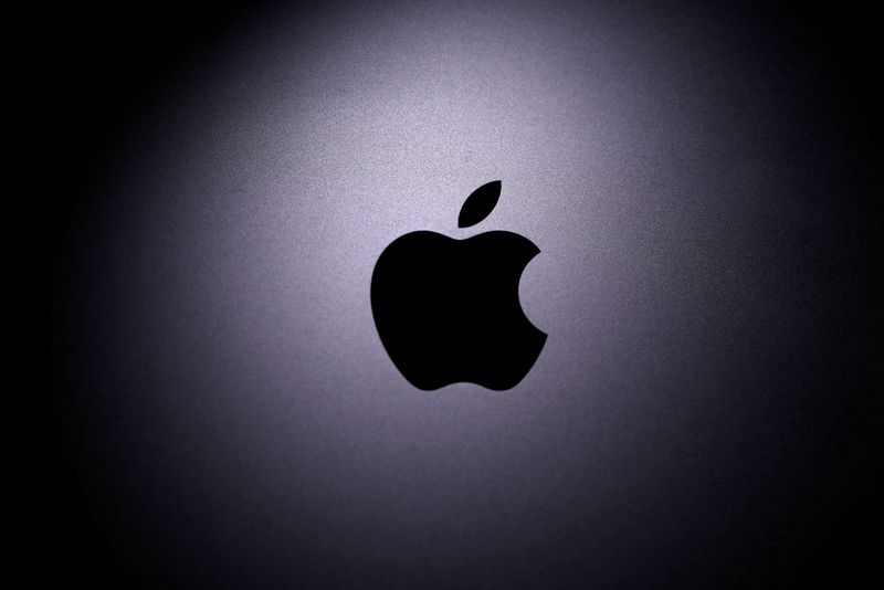 &copy; Reuters. Logotipo da Apple em um Macbook. 12/4/2020. REUTERS/Dado Ruvic