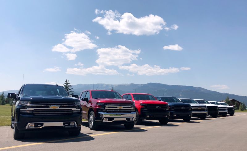 &copy; Reuters. FILE PHOTO: Eight versions of General Motors CO’s new generation Chevrolet Silverado pickups are pictured lined up at an event near Alpine