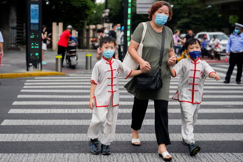 &copy; Reuters. Pessoas caminham pela rua de máscara em Xangai, China
10/08/2021 REUTERS/Aly Song