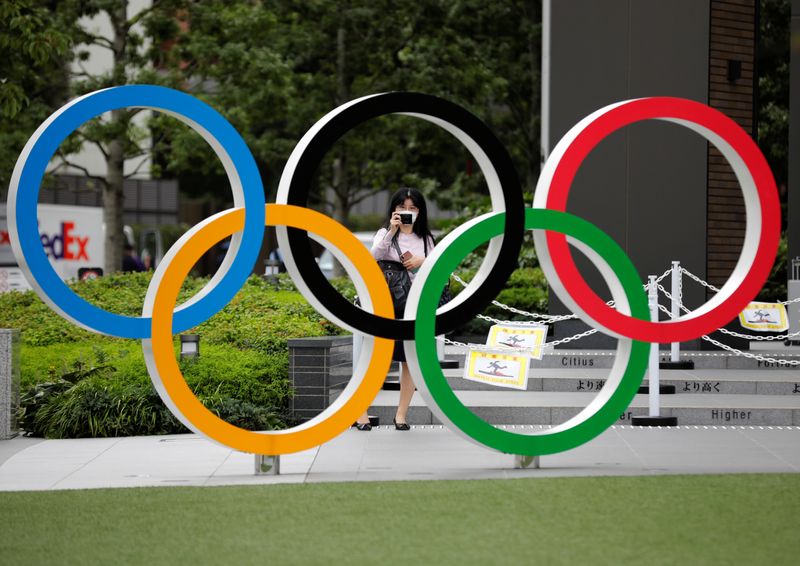 &copy; Reuters. Logo dos Jogos Olímpicos e Paralímpicos em frente ao Estádio Nacional de Tóquio
14/10/2020 REUTERS/Kim Kyung-Hoon