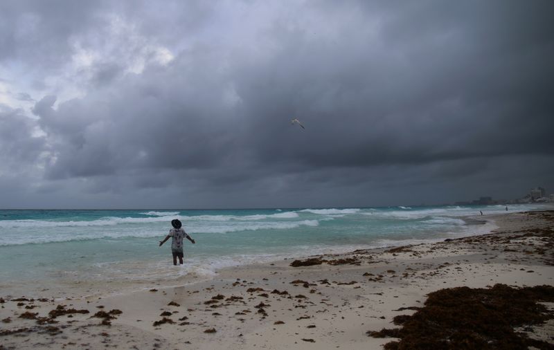 &copy; Reuters. Una turista observa el mar mientras el huracán Grace se acerca a las costas del Caribe mexicano en Cancún. Agosto 18, 2021. REUTERS/Paola Chiomante 
