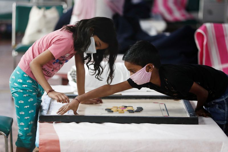 &copy; Reuters. Crianças brincam dentro de centro de atendimento para pacientes com Covid-19 em complexo esportivo em Nova Délhi, Índia
20/07/2020 REUTERS/Adnan Abidi